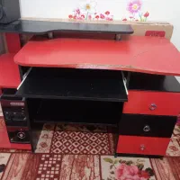 میز تحریر وکامپیوتر