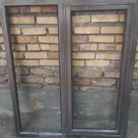 پنجره قهوه ای آماده نصب دیوار