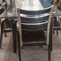 میز غذا خوری تمیز در حد نو