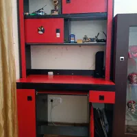 کتابخانه و میز کامپیوتر