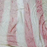 کنار پرده پشتی