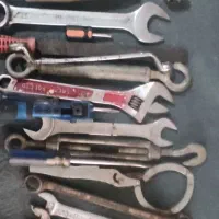 تعدادی آچار سنگین و دستگاه پرچ
