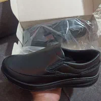 کفش چرم و اسکیچرز