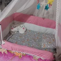 تخت کنار مادر