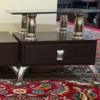 یک میز عسلی کوچک