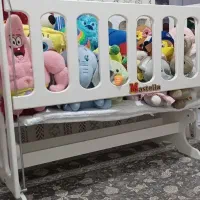 تخت کنار مادر نوزاد رنگ سفید