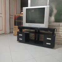فروش تلویزیون توشیبا به همراه میز تلویزیون