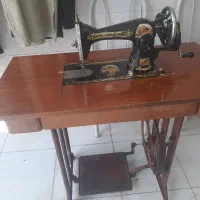 چرخ خیاطی حنا دختری در مزرعه عتیقه