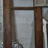 درب چوبی قدیمی سالم بدون شکستگی.