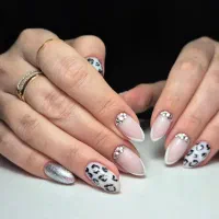 کاشت ناخن‌ ۳۵۰ تومان|خدمات آرایشگری و زیبایی|مشهد, تربیت (صدف)|دیوار