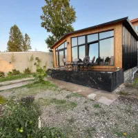 کلبه تک خواب بر یک دریا