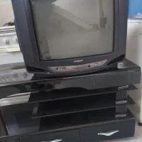 میز شیشه ای و تلویزیون