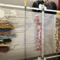 دستگاه به همراه مقدار بافته شده و مقداری خامه