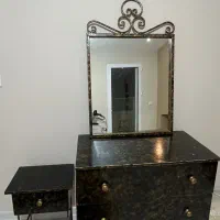 میز و آینه و پاتختی اتاق خواب