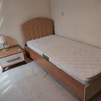 تخت و پاتختی به همراه تشک خوشخواب میز آپادانا