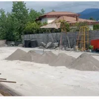 چندنفر کارگر ساده  بتن ریزی باخلاطه جای خواب چالوس