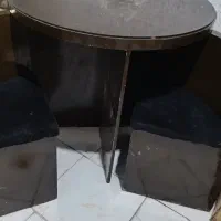میز و صندلی . نهار خوری. کم جا.