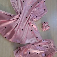 ست تاپ و شلوارک ساتن صورتی با کش مو