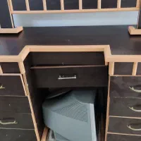 میز ارایشی با آینه بزرگ