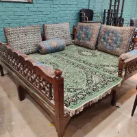 تعدادی تخت شاه نشین سفره خونه با فرش و پشتی