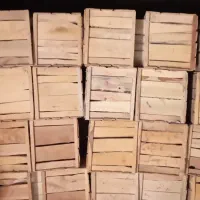 جعبه چوبی تسمه ای (جعبه سیب های قدیمی)