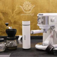 فروشنده و صندوق دار کافه قنادی