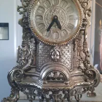 ساعت برنز یک پایه شکسته که به چشم نمی آید