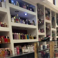 فروشنده خانوم عطر و ادکلن