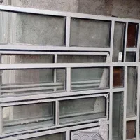دو تا پنجره آلومینیومی