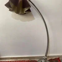 آباژور ایستاده