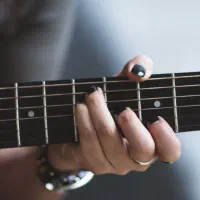 آموزش گیتار  فقط بانوان