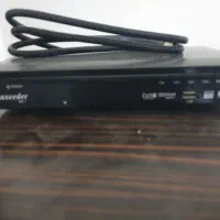 یک عدد دستگاه دیجیتال با کابل تصویر و کنترل