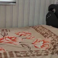 تخت خواب و میز آرایش بهمراه پای تختی و آباژور