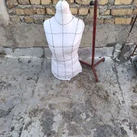 مانکن های خوش سایز با میله ی اتاق پرو