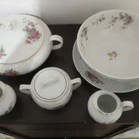 چینی و ظروف گلسرخی و سینک آشپزخانه