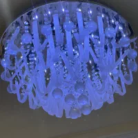 دوعدد لوستر و یک عدد رگال. لباس.