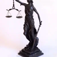 مجسمه عدالت برنزی
