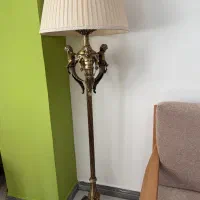 آباژور ایستاده کنار سالنی