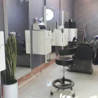 دکور ارایشگاه با صندلی اصلاح