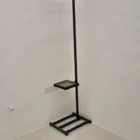 یک عدد رگال آویز با یه میز کاری