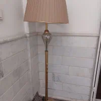 آباژور ایستاده