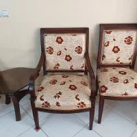 مبل سلطنتی ۷ نفره با میز پذیرایی عسلی شیشه‌ای