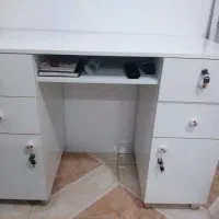 میز و دو عدد صندلی چرخ دار