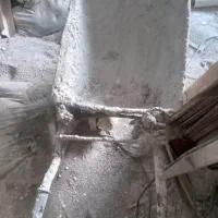 یک فرغون کار کرده یک عدد درب چوبی ۸۷*۲