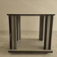 میز سالم دارای چهار چرخ سالم