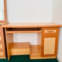 میز تحریر و کامپیوتر