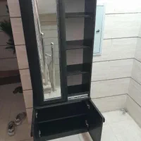 جاکفشی اینه دار ایستاده