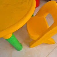 دو عدد صندلی و میز مهدکودکی