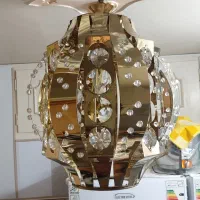 یک عدد لوستر با جنس استیل طلایی