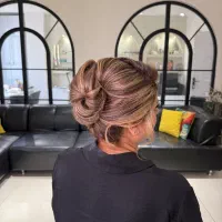 استخدام وردست آرایشگر زنانه